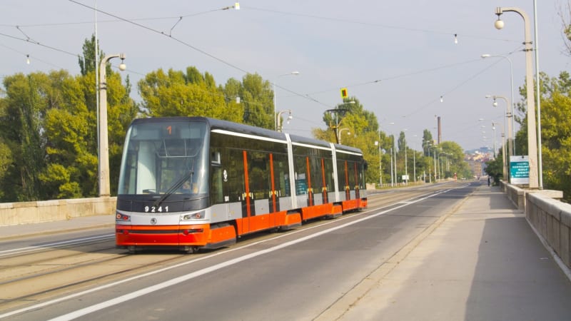 Řidič vyhodil v Praze ukrajinskou rodinu z tramvaje. Soud mu uložil veřejně prospěšné práce