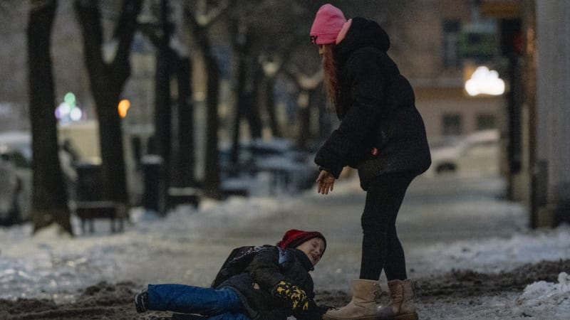 Rozšířená VÝSTRAHA před ledovkou: Meteorologové varují chodce i řidiče. Kde hrozí nebezpečí?