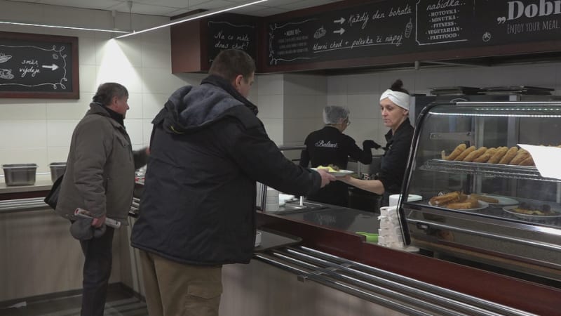 Průměrná cena za obědového menu vzrostla na 200 korun. V kterých regionech je levněji?