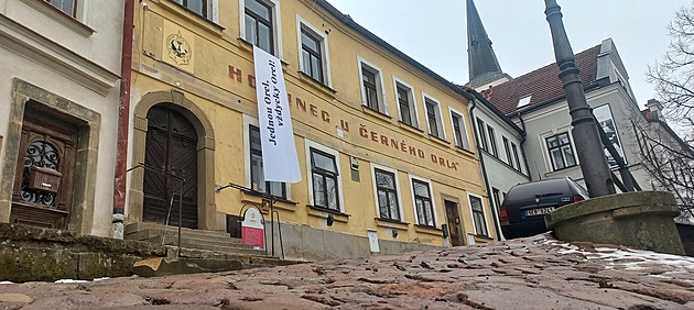 U Černého orla pil kávu král a hrával Tyl, legendární hostinec zachrání mecenáška