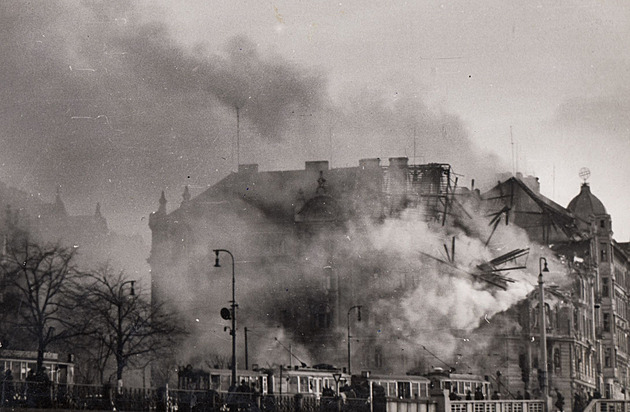 Osudová navigační chyba. Pražané usedali k obědu, když začalo bombardování