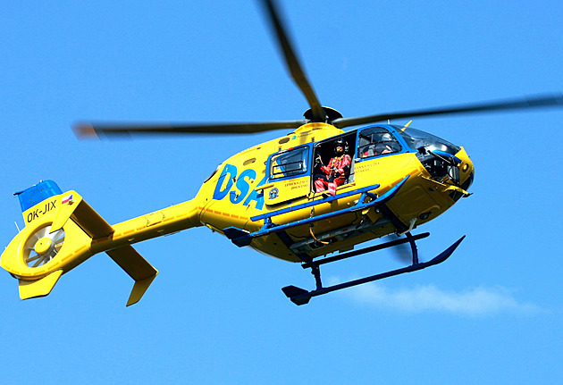 Muž se vážně zranil po výbuchu kotle na tuhá paliva. Přiletěl pro něj vrtulník