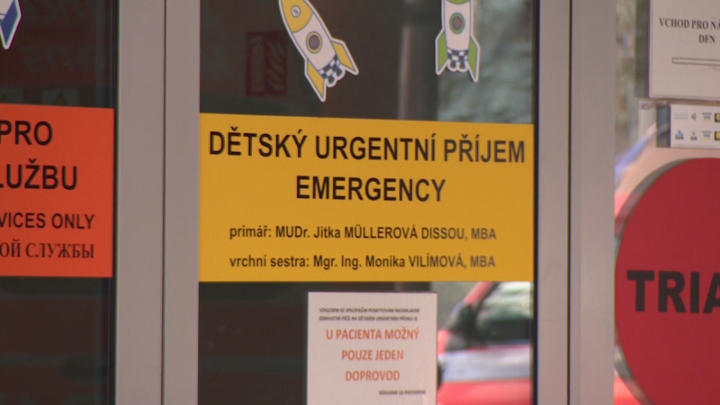 Červený delfín ohrožuje děti v Česku. Dívka skončila v Motole, lékař popsal nebezpečné výzvy