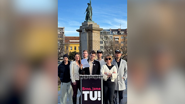 Pryč s rudoarmějcem z centra Brna, hlásají Piráti. Sbírají podpisy pod petici