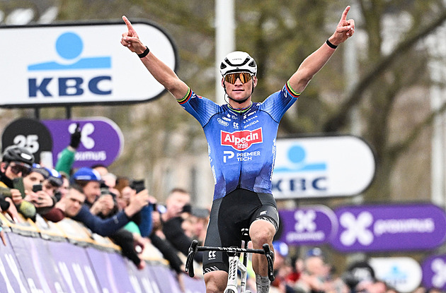 Van der Poel se zázračně vyhnul soupeřově hlavě, otvírák klasik rozhodl na kostkách