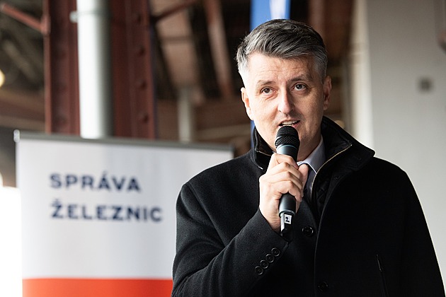 Nepracuje, ale dál bere statisíce. Správa železnic řeší, co s exředitelem Svobodou