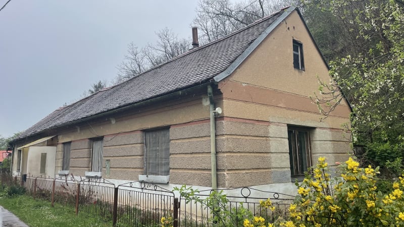 Otřesné detaily ze spisu tyrana ze Siřemi: Ženu držel na řetězu, znásilňoval a brutálně mučil