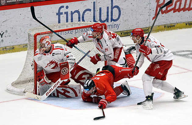 ONLINE: Předkolo pokračuje, Třinec srovnal s Olomoucí. Napraví Sparta zaváhání?