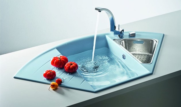 Vyléváte horkou vodu do dřezu? Připravte si peníze na instalatéra