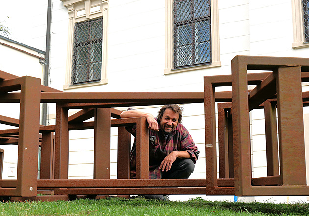 Soused, Upjatec, nebo Kůň? Lidé volí, kterou ze soch trenéra Adamczykové nechat