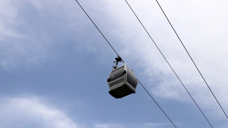 Utržená kabina lanovky se kutálela ze svahu, ukazuje video ze Švýcarska. Jeden člověk zemřel