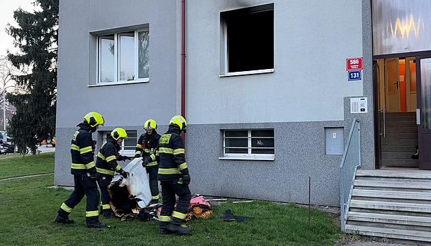 V pražských Vysočanech vzplálo vybavení bytu. Hasiči vyvedli čtyři lidi včetně dětí