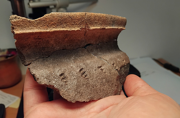 Archeologové přepsali historii hradu Loket, je výrazně starší, než se myslelo