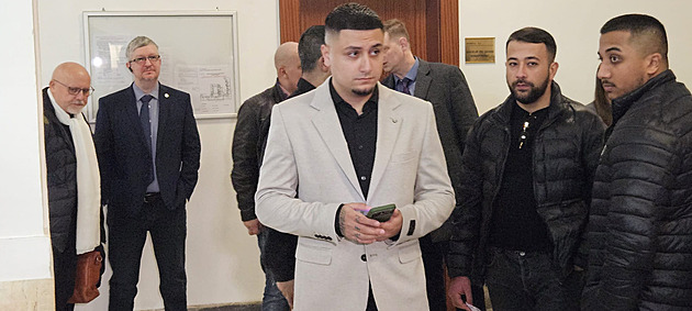 Raper u soudu. Hard Ricovi hrozí za loupež a vydírání několik let vězení, přiznal vinu