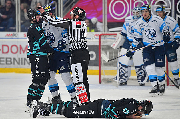 ONLINE: Dvě šance na mečbol. Vary hostí Liberec, Třinec doma čelí Hradci