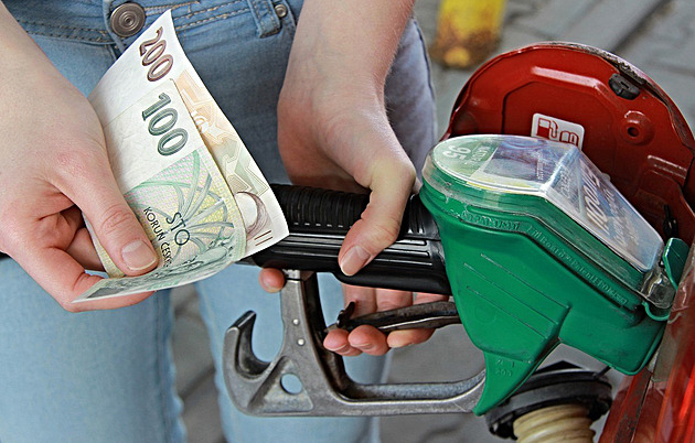 Pohonné hmoty plíživě zdražují. Kolik inkasuje stát z litru benzínu a nafty?