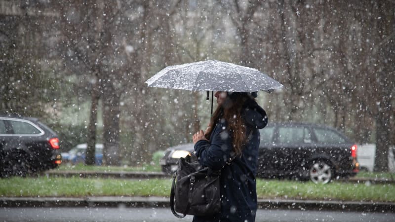 Na Česko se žene sníh a déšť, hrozí i bouřky. MAPA ukazuje, jak bude u vás