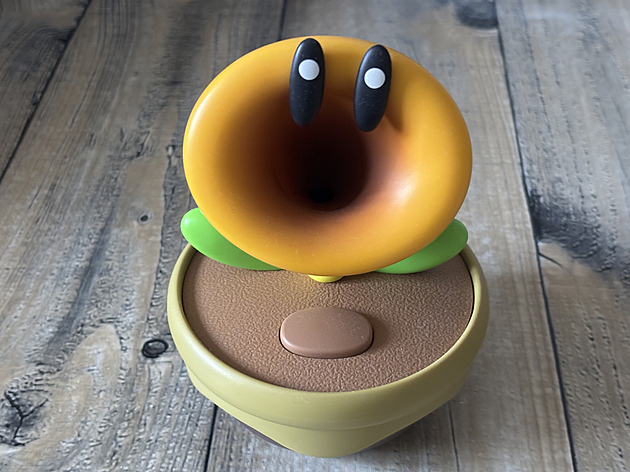 Nejbizarnější gadget roku. Mluvící kytka je vtipná a úplně k ničemu