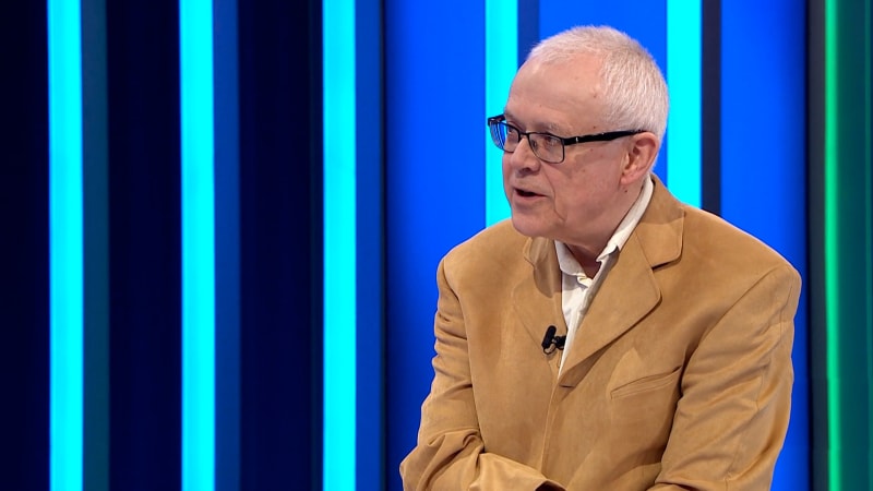 Zbraně jsou mrtvý šrot, když chybí odhodlání lidí, míní Špidla. Doplnil, kde vzít na armádu