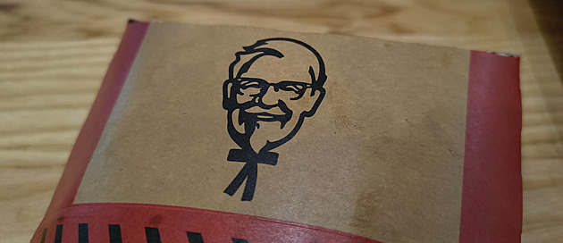Legendární burger z KFC míří do Čech. Ve světě sklidil úspěch, u nás moc nenadchl