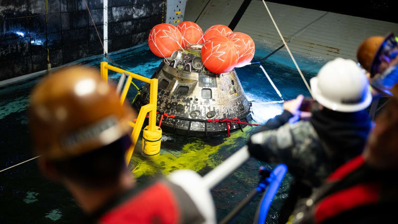 Nové záběry po dopadu astronautů Artemis II. Takto vypadalo otevření modulu