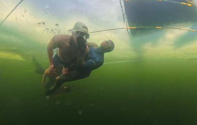 Já a sebevrah? Vůbec! Vencl ukázal mrazivé záběry z blackoutu pod ledem