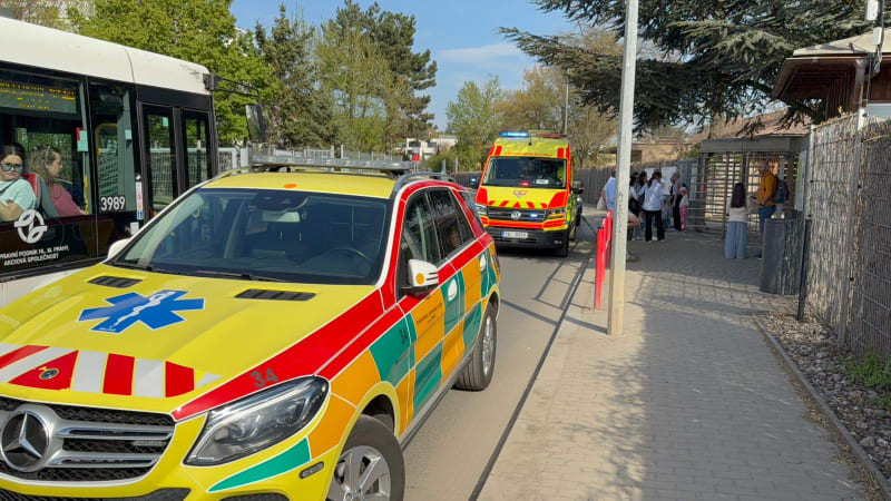 Návštěvník pražské zoo spadl z lanovky. Na místě zasahují záchranáři