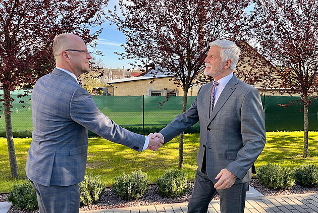 Setkání se studenty i návštěva výsadkářů. Prezident Pavel je v Pardubickém kraji