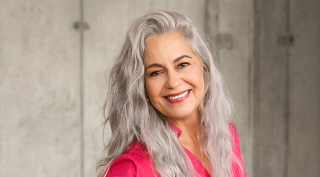 Přijmout šediny znamená přijmout sebe, míní šedesátiletá modelka a influencerka
