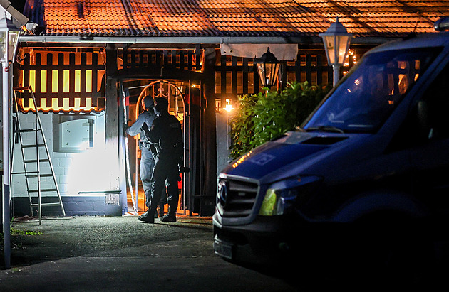 Noční razie proti motorkářům Hells Angels. V akci je 1200 policistů