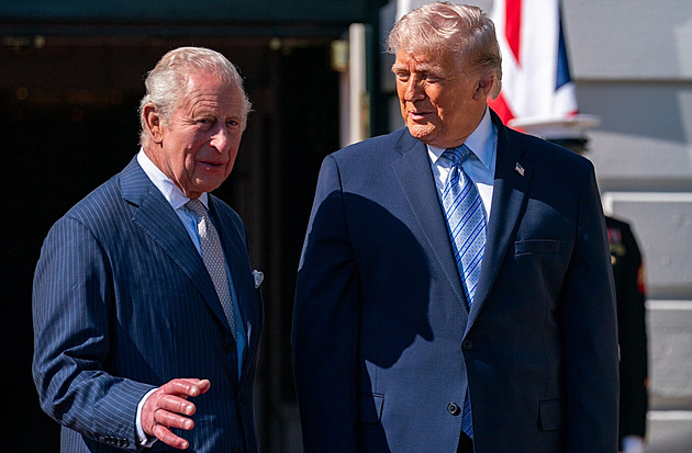 Trump při setkání s králem porušil protokol. Poklepal ho po rameni