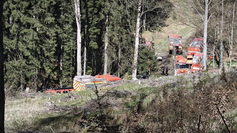 Požár v Českém Švýcarsku se rozšířil na 900 hektarů. Na místo spěchá další vrtulník