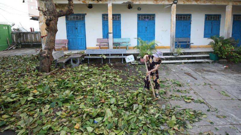 Bouře rozmetala vietnamskou školu. Vzduchem létaly lavice a srážely děti k zemi, ukazuje video