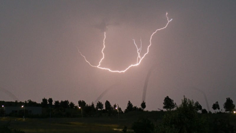 Předpověď na měsíc: Udeří další bouřky, vrátí se mrazy. Meteorologové odhalili, kdy se oteplí