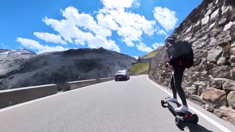 Na longboardu si jede pro nový světový rekord. Balancuji mezi svobodou a rizikem, říká Gomola