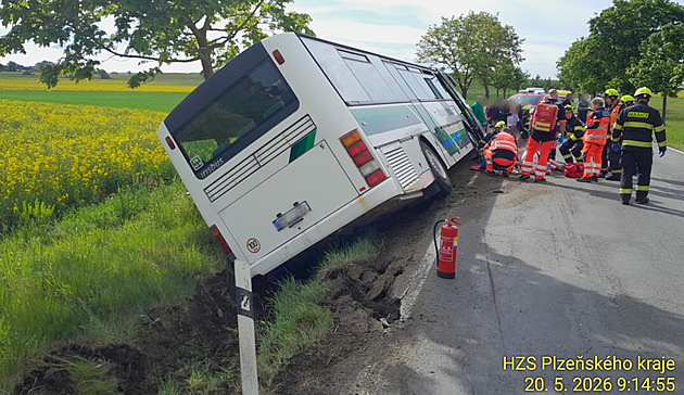 Na Rokycansku havaroval autobus s dětmi. Je patnáct zraněných, řekli hasiči