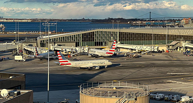 Ranvej na newyorském letišti LaGuardia uzavřela propadlina. Lety měly zpoždění