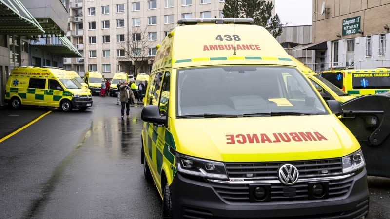 Smrtelná nehoda u Prahy: Auto narazilo do rodinného domu, spolujezdkyně zraněním podlehla