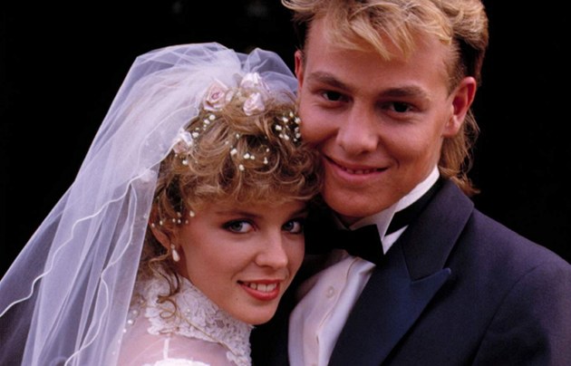 Zmizela s ním na toaletu, vzpomíná Jason Donovan na nevěru Kylie Minogue