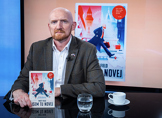 RECENZE: Velvyslanec Field už tu „není novej“. Přesto o něm stále mnoho nevíme