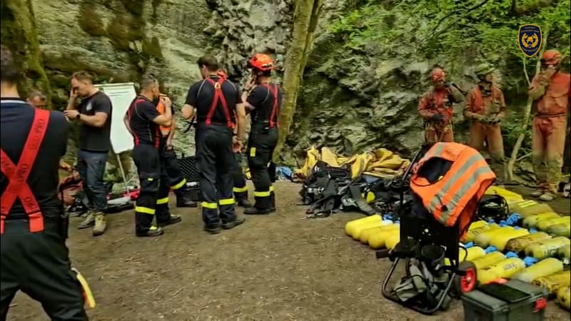 Boj o život v Moravském krasu: Hasiči vytáhli prvního jeskyňáře. Speleology uvěznila kapsa CO2