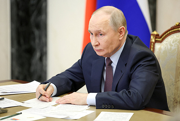 KOMENTÁŘ: Nenávidí Putina, tak ztrestal Čechova. A co třeba spálit Bibli?