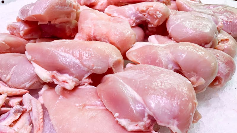 Salmonela v kuřecím z Billy. Nebezpečnou bakterii našli v zamraženém zboží