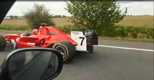 Krajský úřad zrušil trest pro řidiče formule, který se proháněl po dálnici