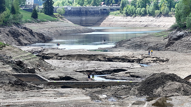 Upuštěná přehrada láká k blátivým procházkám. Podívejte se na úchvatné záběry z dronu