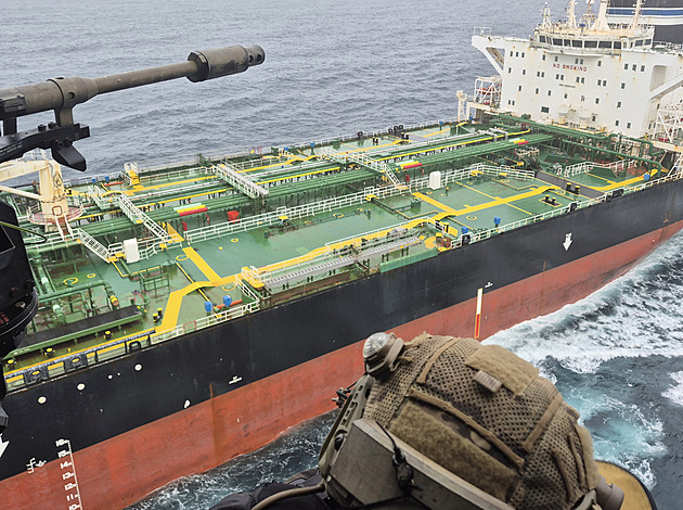 Čtvrtý zářez. Francie zadržela v Atlantiku tanker plující z Ruska, ukázala záběry