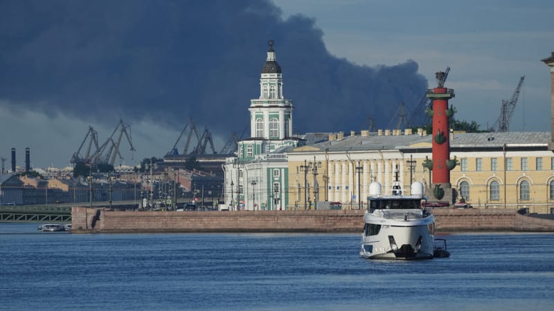 V Petrohradu hoří, ukazují záběry po náletu dronů. Ve městě má vystoupit Putin