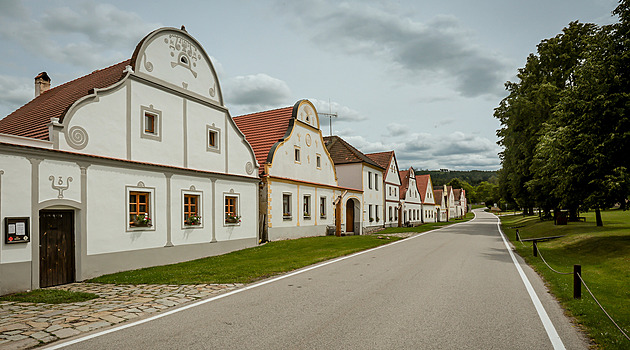 Někteří turisté nám vlezou i na dvůr a jsou sprostí. Holašovičtí nejen o invazi pickupů