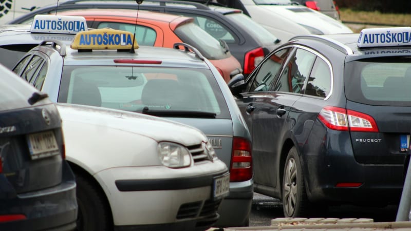 Autoškoly hlásí nával, volné termíny rychle mizí. Řidičáky zdražují i kvůli cenám paliv