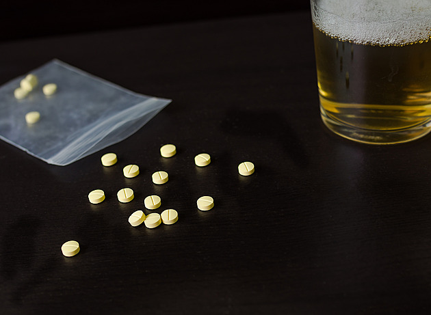 Přidat uspávací prášek do pití má být nový trestný čin. Návrh podpořila vláda